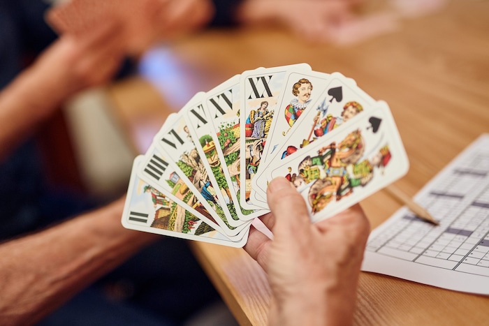 Tarock wird mit einem eigenen Blatt gespielt.