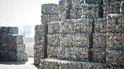 Ganze Berge an Plastikmüll werden angeliefert und sortiert