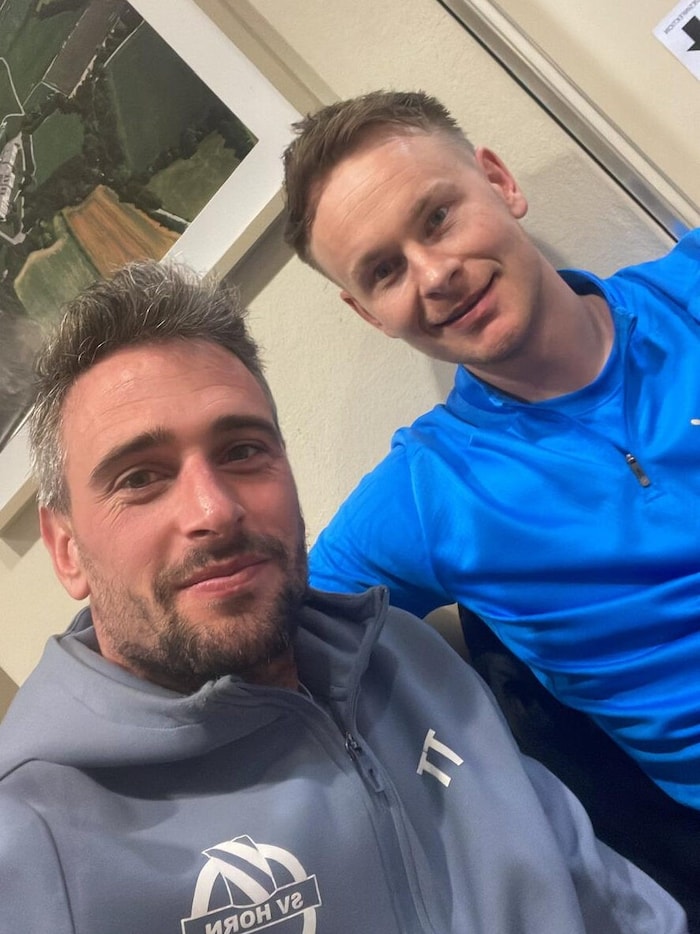 Affengruber mit seinem besten Freund, SKU-Coach Enengl.