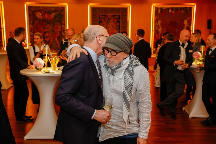 Regisseur Simon McBurney (mit Kappe) wurde beim Premieren-Empfang gefeiert. Davor gab es für die ...