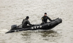 Taucher haben weitere Wrackteile aus dem Hudson River geborgen. Flugschreiber oder Video- oder ...
