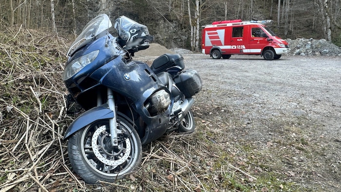 Mit diesem Motorrad kam der Lenker über den Straßenrand hinaus.