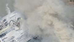 Die Feuerwehrleute hatten mit dichtem Rauch zu kämpfen. (Bild: FF Haslach)