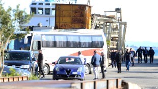 Die Migranten, die von einem italienischen Marineschiff in die albanische Hafenstadt Gjader ...