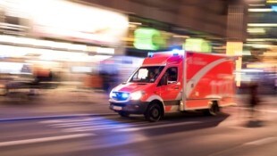 Rettungskräfte stießen gegen 2 Uhr früh auf den verletzten 21-Jährigen, der trotz ...