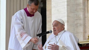 „Frohen Palmsonntag, frohe Osterwoche“, sagte der Papst mit heiserer Stimme an die Gläubigen ...
