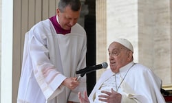 „Frohen Palmsonntag, frohe Osterwoche“, sagte der Papst mit heiserer Stimme an die Gläubigen ...