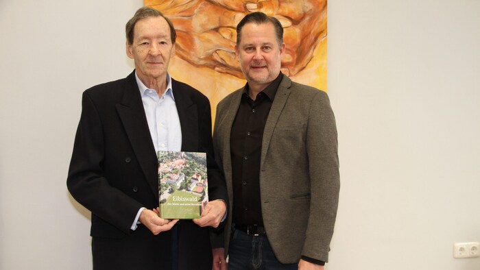 Die Idee zur Chronik stammt von Bürgermeister Andreas Thürschweller (rechts), nun liegt das umfassende Werk von Herbert Blatnik vor. 