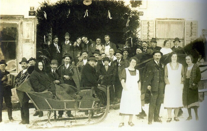 Auch wenn das Geld eher knapp war, tat dies der Stimmung beim Glasmacherball im Gasthaus Gensinger im Februar 1924 keinen Abbruch.