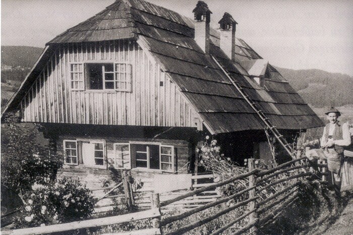 Die „Waldhanslkeusche“ in Laaken mit dem Jäger Johann Lassnig um 1930. Die entlegene Keusche kommt im Gedicht „Dahoam“ von Hans Kloepfer vor. 
