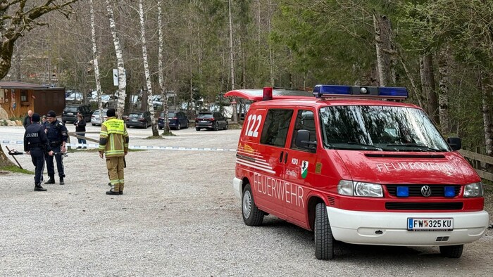 Einsatzkräfte am Hintersteiner See. 