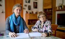 Dr. Christine Sperl steht Waltraud Glasner (von links) bei: „Sie braucht Hilfe, wird aber vom ...