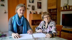 Dr. Christine Sperl steht Waltraud Glasner (von links) bei: „Sie braucht Hilfe, wird aber vom ...