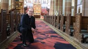 Der Bischof in der Pfarrkirche St. Nikolaus in Innsbruck, wo für Hoffnungssuchende von ...