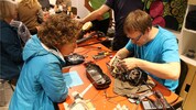 Fachkundige Freiwilligen helfen bei der Reparatur geliebter Stücke.  