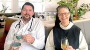 Schwester Elisabeth (o.) und Priorin Immaculata (re.) wirken mit erfahrenen Ärzten in der ...