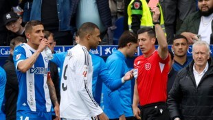 Kylian Mbappe musste nach einem Horror-Foul mit Rot vom Platz.