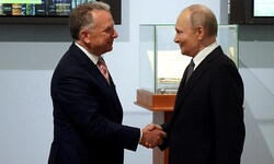 Witkoff traf bereits mehrmals auf Putin und sorgte in der Vergangenheit mit Übersetzungsfehlern ...