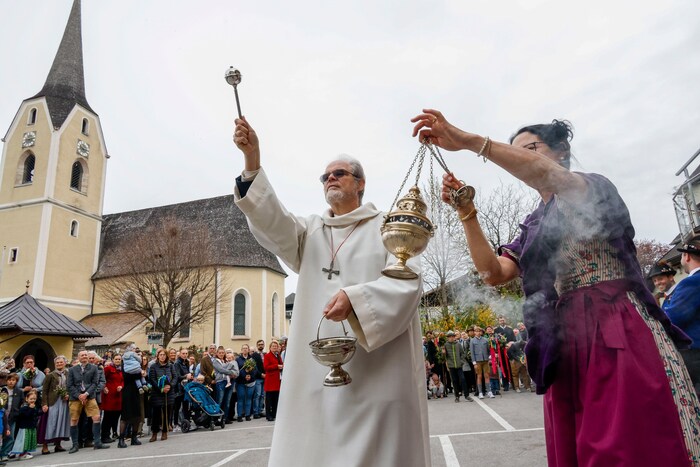 Pfarrassistent Arno Stockinger bei der Palmweihe in Puch