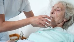 Der Gesundheitszustand pflegebedürftiger Menschen kann sich rasch ändern. (Bild: CHW - stock.adobe.com)