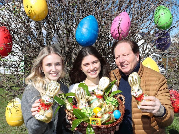 Wiesens Bürgermeister Matthias Weghofer und die Erdbeerköniginnen Amelie und Antonia wandern ...