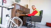 EVN-Mitarbeiter Wolfgang Nirnsee greift in die Tasten.