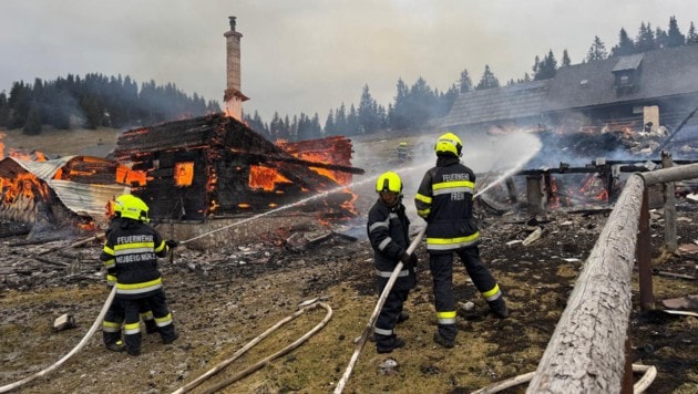 Die Löscharbeiten gestalteten sich schwierig. (Bild: BFV Mürzzuschlag | R. Pusterhofer)