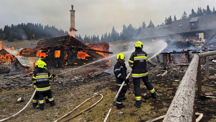 Schwierige Löscharbeiten für die Feuerwehren.