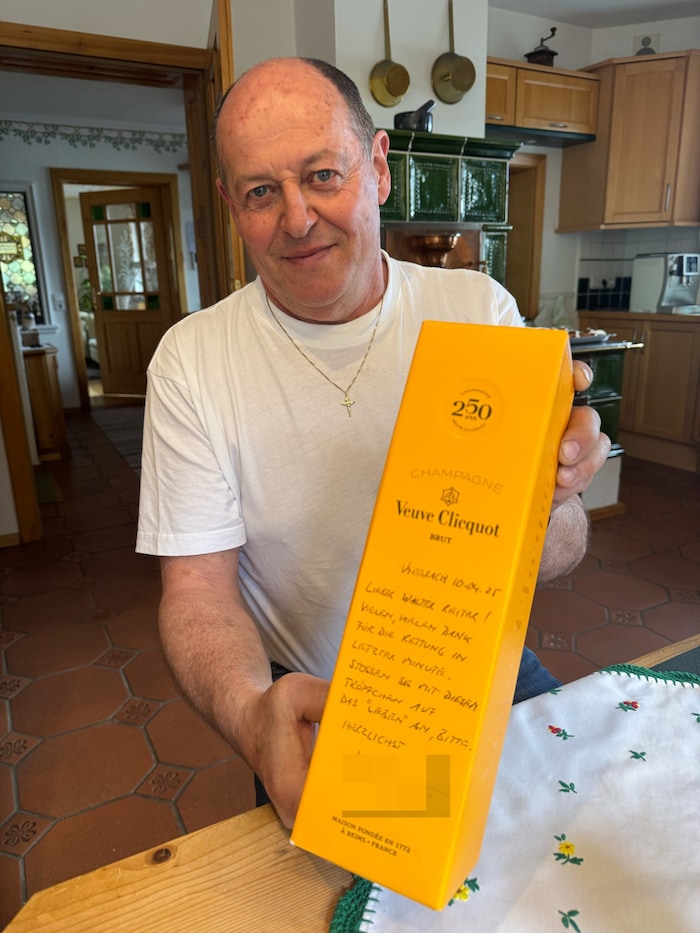 Walter Reiter mit der Aufmerksamkeit, die ihm der Kajakfahrer übergab. In der Widmung ...