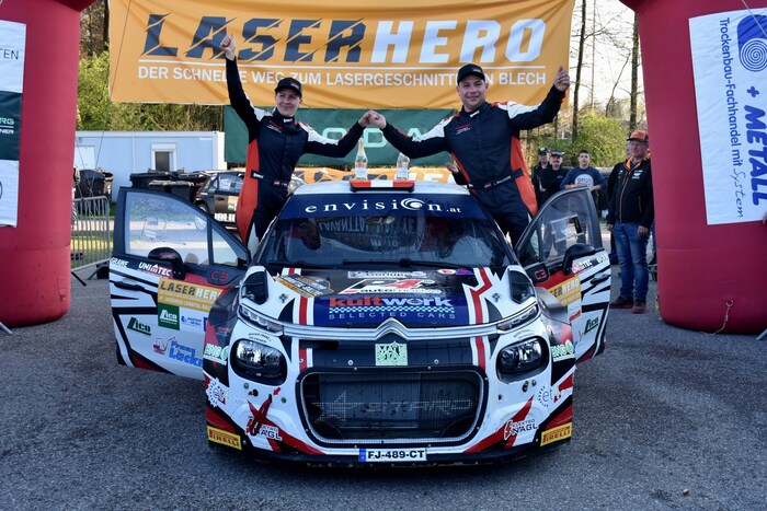 Luca Waldherr mit seiner Copilotin Claudia Maier bei der Siegerehrung.