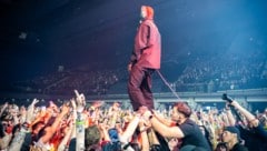 Schon zu Beginn des zweistündigen Wien-Konzertes wanderte Tyler Joseph über die Hände seiner getreuen Anhänger. (Bild: Andreas Graf)