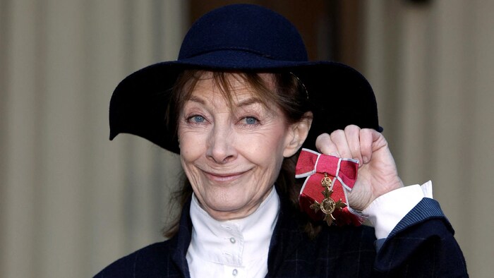 Jean Marsh 2012 mit ihrer „Officer of the British Empire“-Auszeichnung