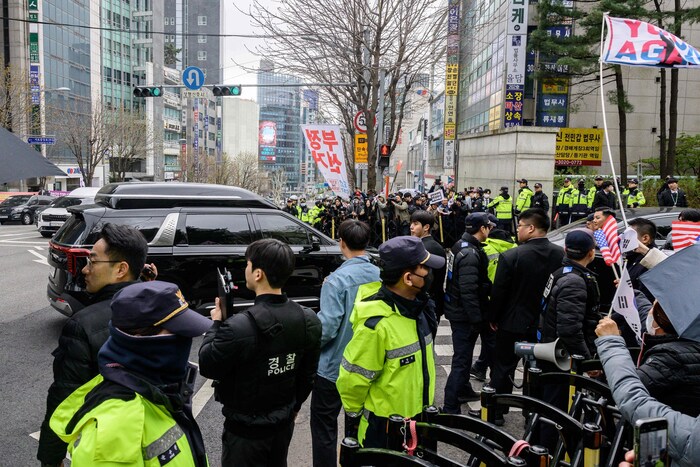 Zu Beginn des Monats wurde Yoon dann per Beschluss des Verfassungsgerichts in Seoul endgültig ...