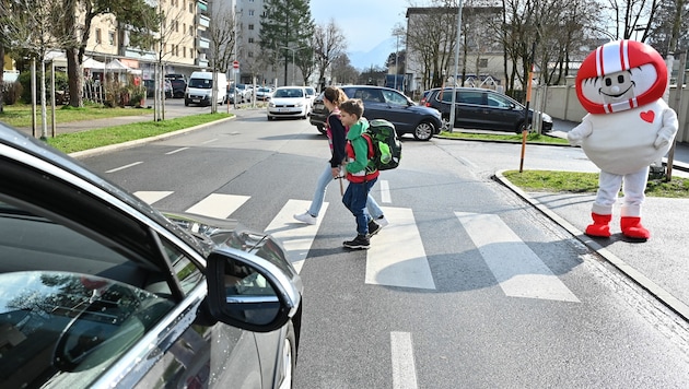 Nicht immer ist Helmi am Schulweg mit dabei, um für Sicherheit zu sorgen.