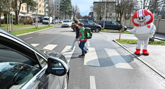 Helmi zeigt, wie es geht: Beim Überqueren von Straßen sichere Übergänge benutzen, nicht einfach ...