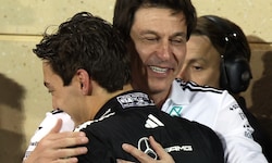 Mercedes-Teamchef Toto Wolff herzt seinen Piloten George Russell.