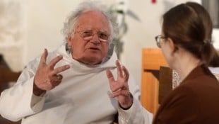 In der Romanischen Kapelle in der Wiener Schottenkirche erklärte Pater Johannes Pausch, dass man zu Ostern die Stille feiert, aber auch den Neubeginn. Vom Fastentheater vieler Menschen hält der Benediktinermönch nichts. (Bild: Jöchl Martin)