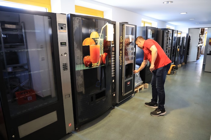 In der Zentrale in Hall wird natürlich Kaffee getrunken, Automaten werden gelagert und ...