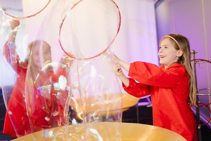 Für die kleinen Besucher (3-7 Jahre) gibt es eine Seifenblasen-Ausstellung