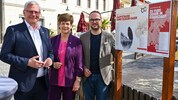 Bürgermeister Thomas Steiner, Vize Istvan Deli und Waltraud Bachmaier, Obfrau des ...