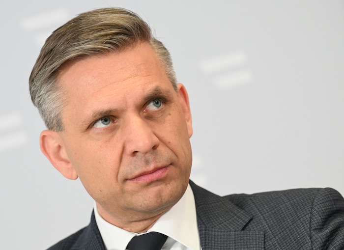 Der Wirtschaftsminister glaubt an die Vorteile solcher Geschäfte.