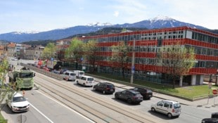 Im Gebäude des früheren „Allgemeinen Rechenzentrums“ war zuletzt die Tiroler Versicherung untergebracht. (Bild: Johanna Birbaumer)