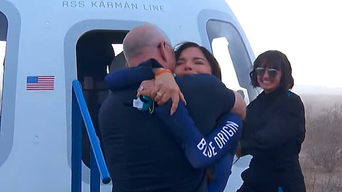 Jeff Bezos begrüßte seine Verlobte mit einem dicken Bussi und einer Umarmung auf der Erde.
