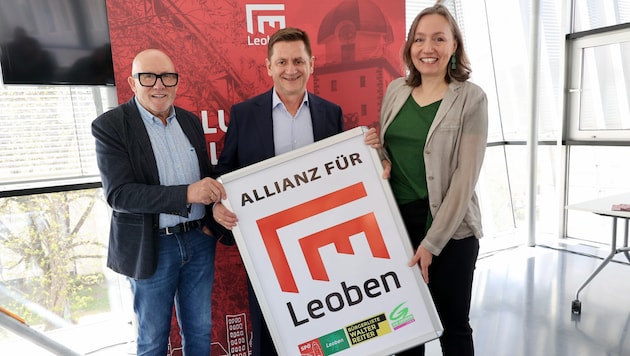 Historisch: Leoben bekommt erstmals eine Dreierkoalition mit Kurt Wallner (Mitte) als Bürgermeister an der Spitze, Walter Reiter (Liste Reiter) und Susanne Sinz (Grüne). (Bild: Jauschowetz Christian)