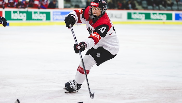 Anna Meixner, Kapitän des Eishockey-Nationalteams, in Aktion.