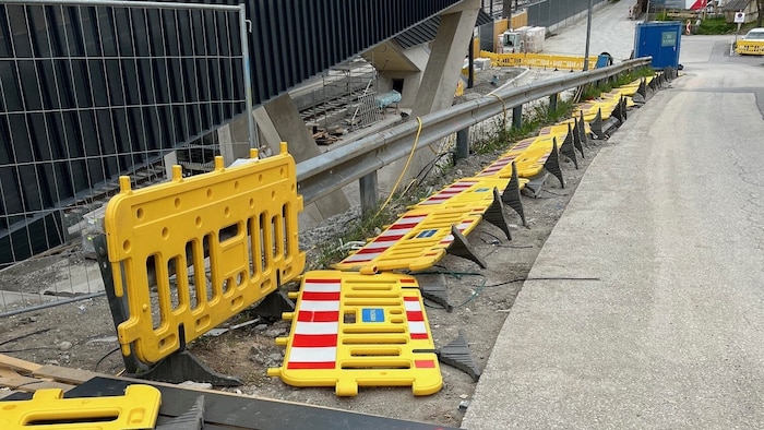 Neben den Graffitis wurde auch ein Bauzaun umgeworfen.