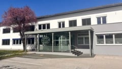 Weil die Montage am Standort Großpetersdorf geschlossen wird, verlieren 225 Mitarbeiter der Firma Hella bis zur zweiten Hälfte 2027 ihren Job. (Bild: Carina Fenz)