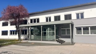 Weil die Montage am Standort Großpetersdorf geschlossen wird, verlieren 225 Mitarbeiter der Firma Hella bis zur zweiten Hälfte 2027 ihren Job. (Bild: Carina Fenz)