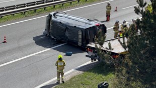 Der Transporter blieb auf der Fahrerseite liegen. 