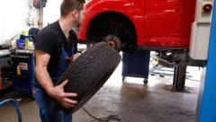 Beim Reifenwechsel sollte man laut Arbeiterkammer OÖ unbedingt auf den Preis achten (Symbolbild)